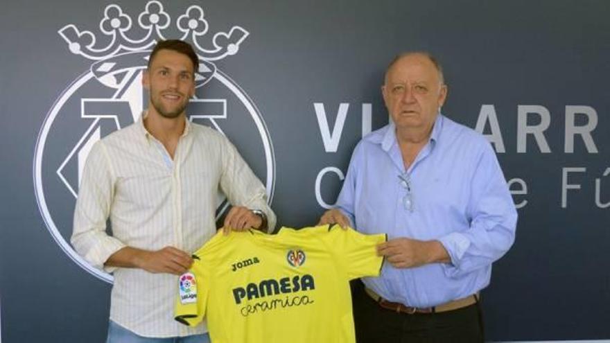 Alfonso Pedraza posa con Llaneza, después de anunciarse su renovación como jugador amarillo.