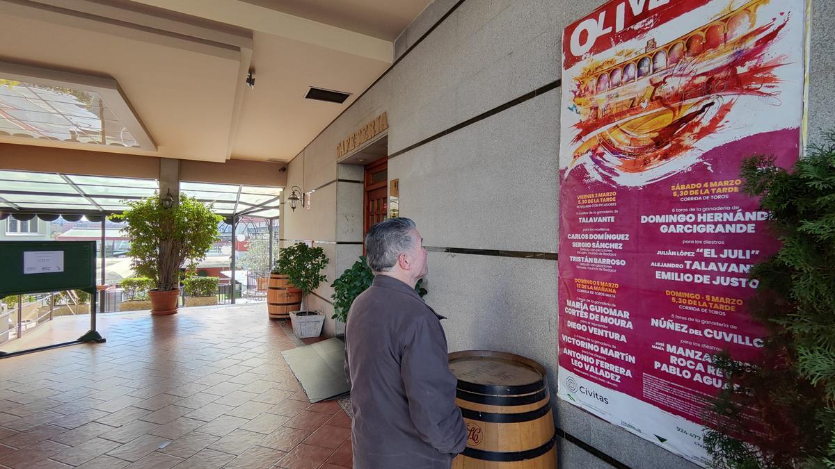 Un huésped observa el cartel de la Feria del Toro en un hotel de Badajoz.