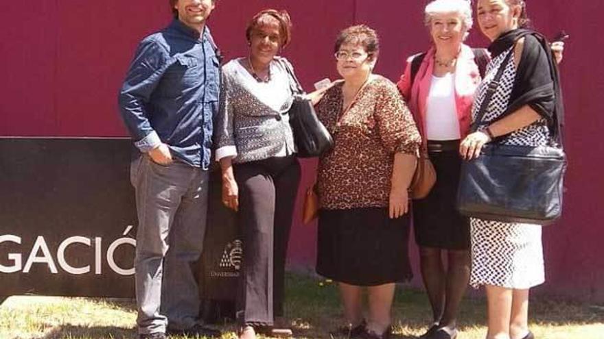 El profesor Esteban Agullón, junto a las doctoras Ana Virginia Montán, Rosalba Madrigal, Cristina Aparicio y María Santiago, en el exterior del edificio de investigación del campus de Mieres.