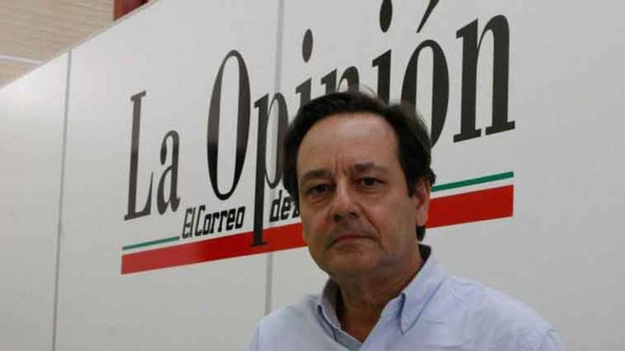 Alfonso Peláez con su novela.