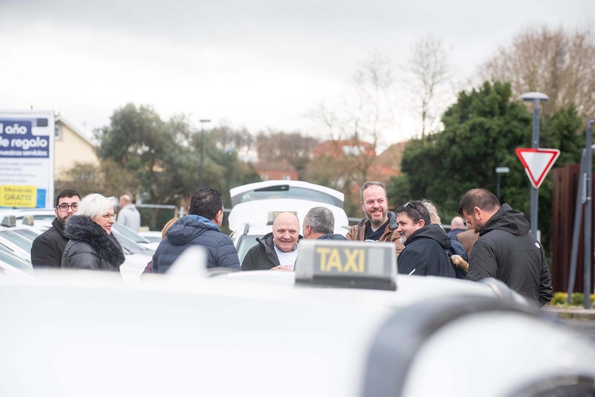Los taxistas de A Coruña cortan Alfonso Molina y protestan en María Pita contra los VTC