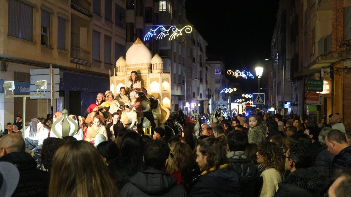 La cabalgata de los Reyes Magos recorrió las calles de Segorbe.