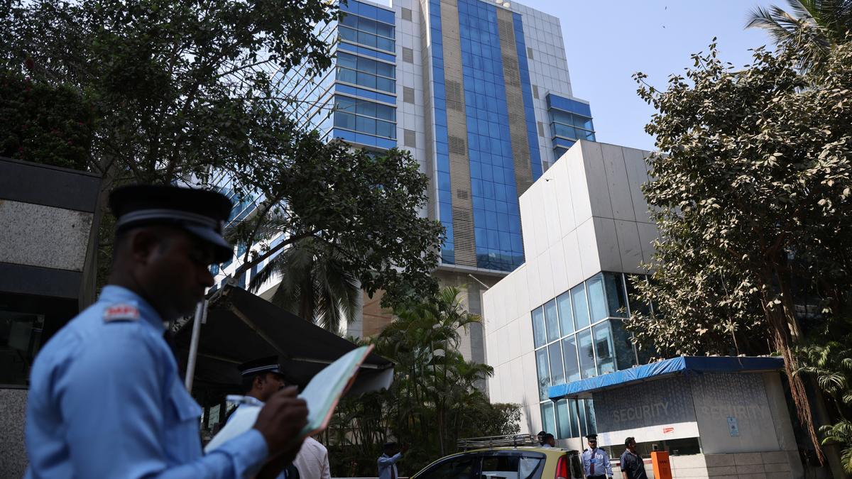 Guardias de seguridad delante del edificio sede de la BBC en Bombay.