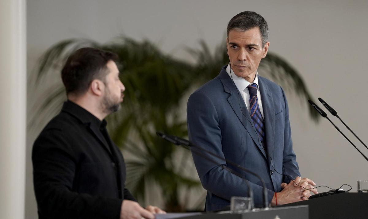 El presidente del Gobierno, Pedro Sánchez, durante el encuentro con el presidente de Ucrania, Volodímir Zelenski, en La Moncloa.