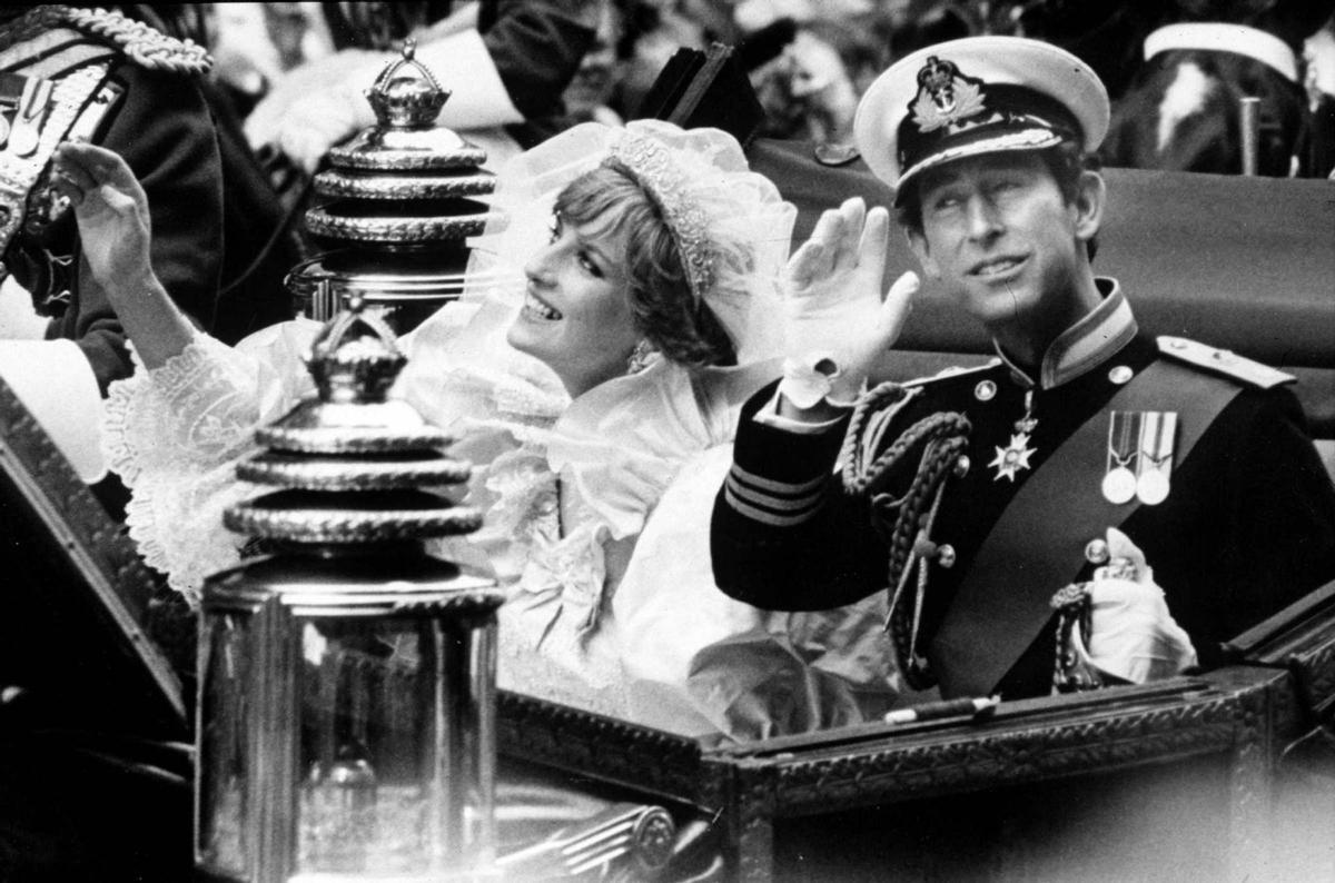 Príncipe Carlos de Inglaterra. El príncipe Carlos y la princesa Diana (izquierda) saludan a los simpatizantes el día de su boda mientras viajan en un carruaje desde la catedral de St. Paul el 29 de julio de 1981.