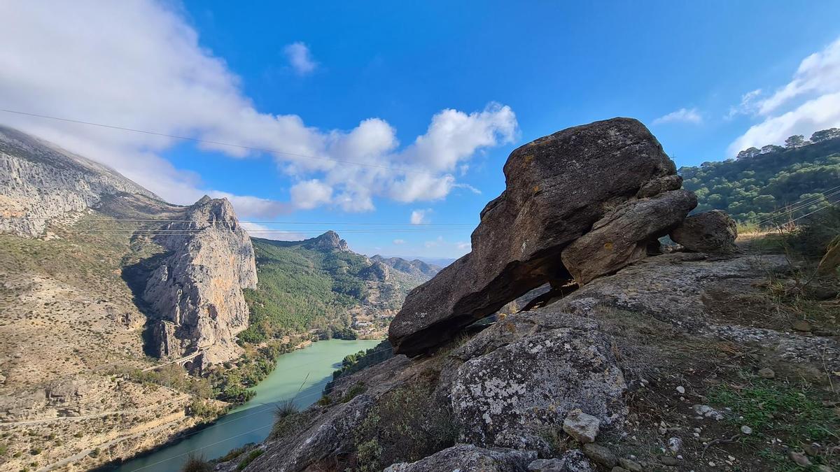 Otra de las rocas flotantes que se puede ver en la ruta hacia la 'Piedra de Obélix' de Málaga