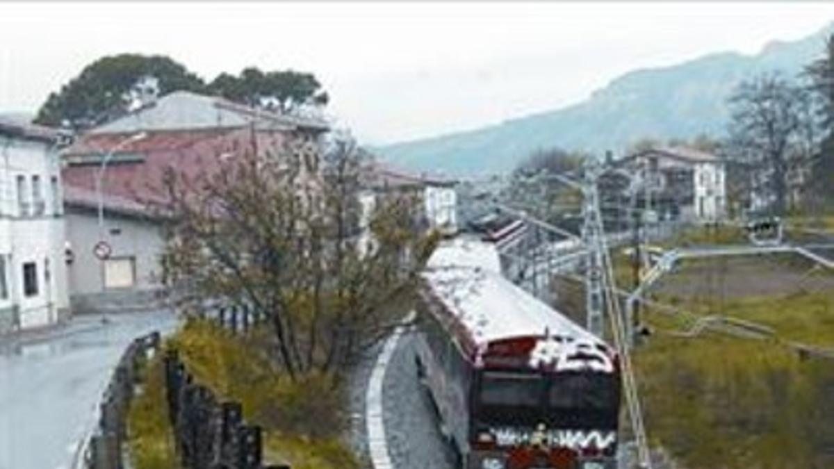 Un tren de la línea Barcelona-Puigcerdà, a su paso por Torelló.