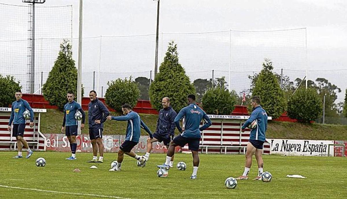 Por la izquierda, Djuka, Pedro Díaz, Javi López, Molinero, José Alberto, Neftali e Isma Cerro, en el entrenamiento de ayer.