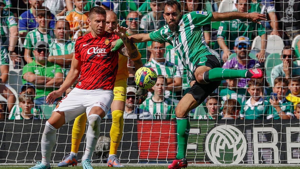 Borja Iglesias volvió a ser protagonista en el partido del Betis