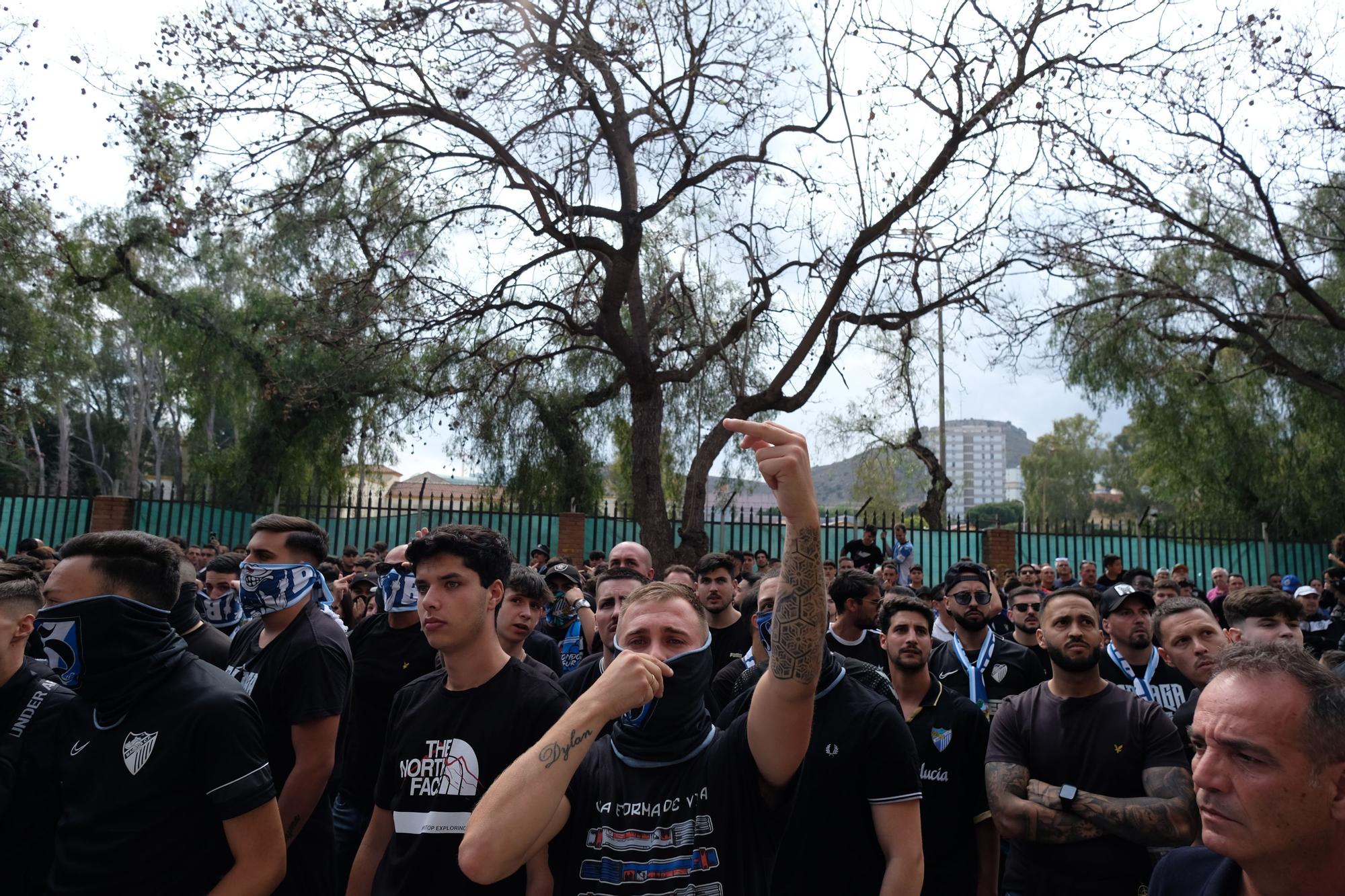 La protesta de la afición antes del Málaga CF - UD Ibiza, en imágenes