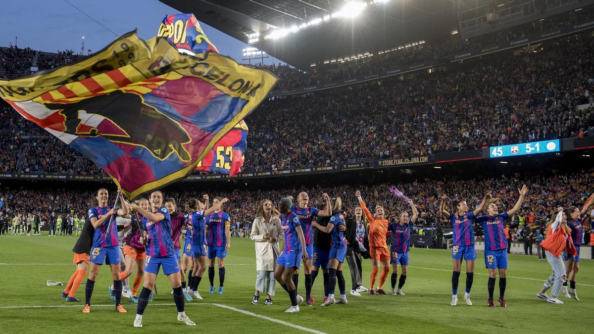 Las jugadoras azulgrana celebrando con la grada su triunfo ante el Wolfsburgo en un Camp Nou con nuevo récord de asistencia de público