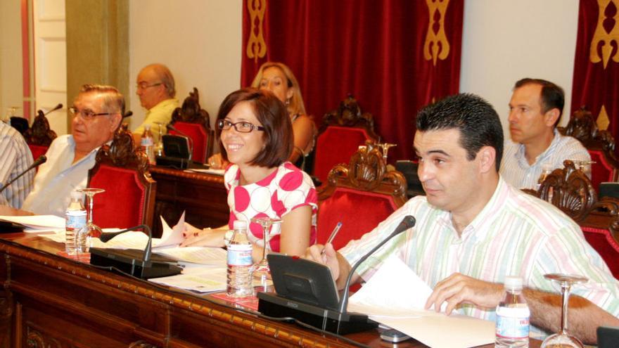 El exedil socialista y actual miembro del equipo de Vicealcaldía en el Ayuntamiento, Juan Luis Martínez, y  Castejón, en primer plano a la derecha; y Torres, al fondo a la izquierda, en un pleno de 2009.