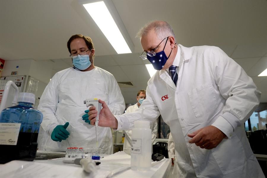Morrison (dcha.), durante una visita a un centro de vacunación en Australia.