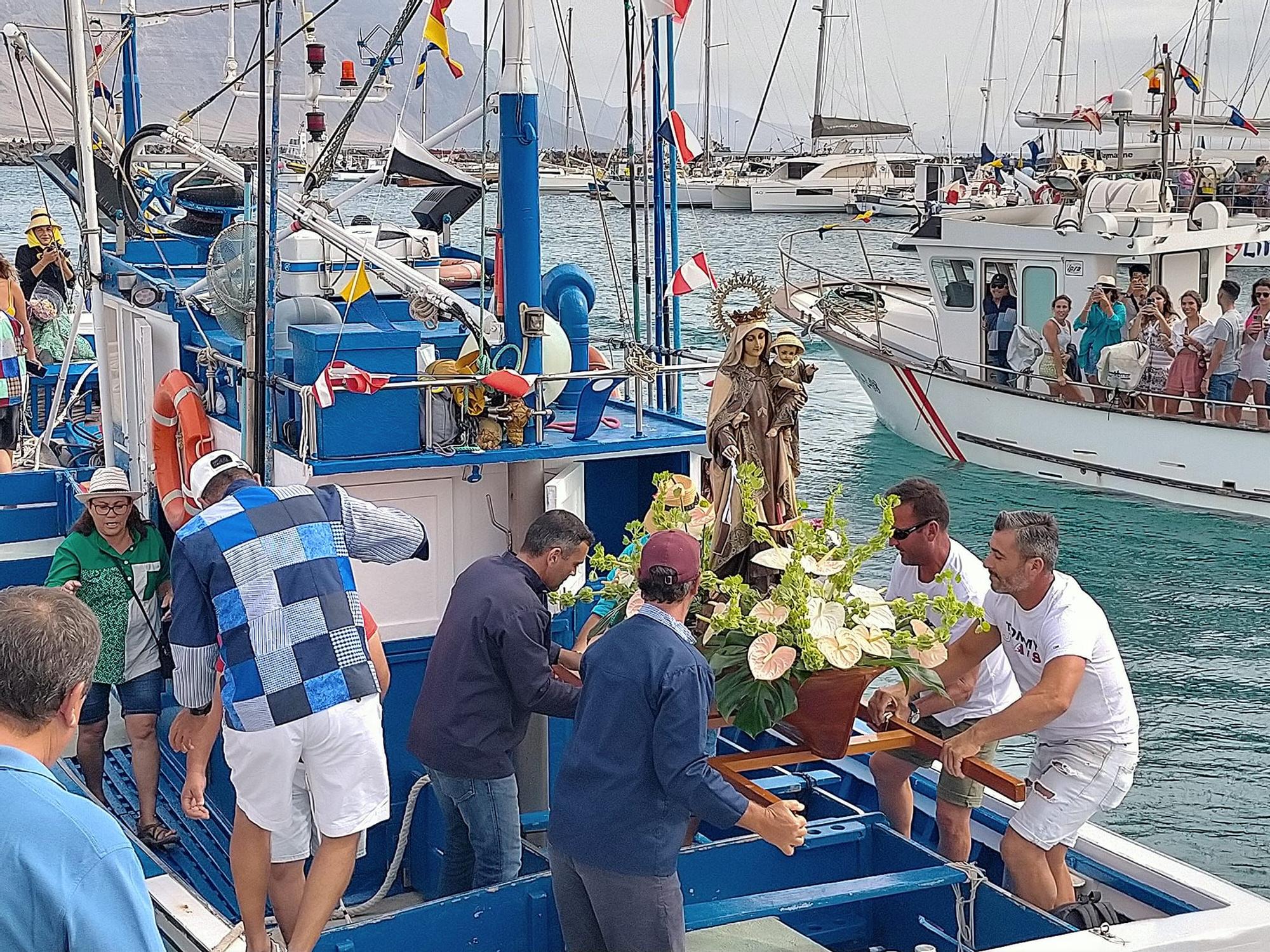 La Graciosa pasea a la Virgen del Carmen