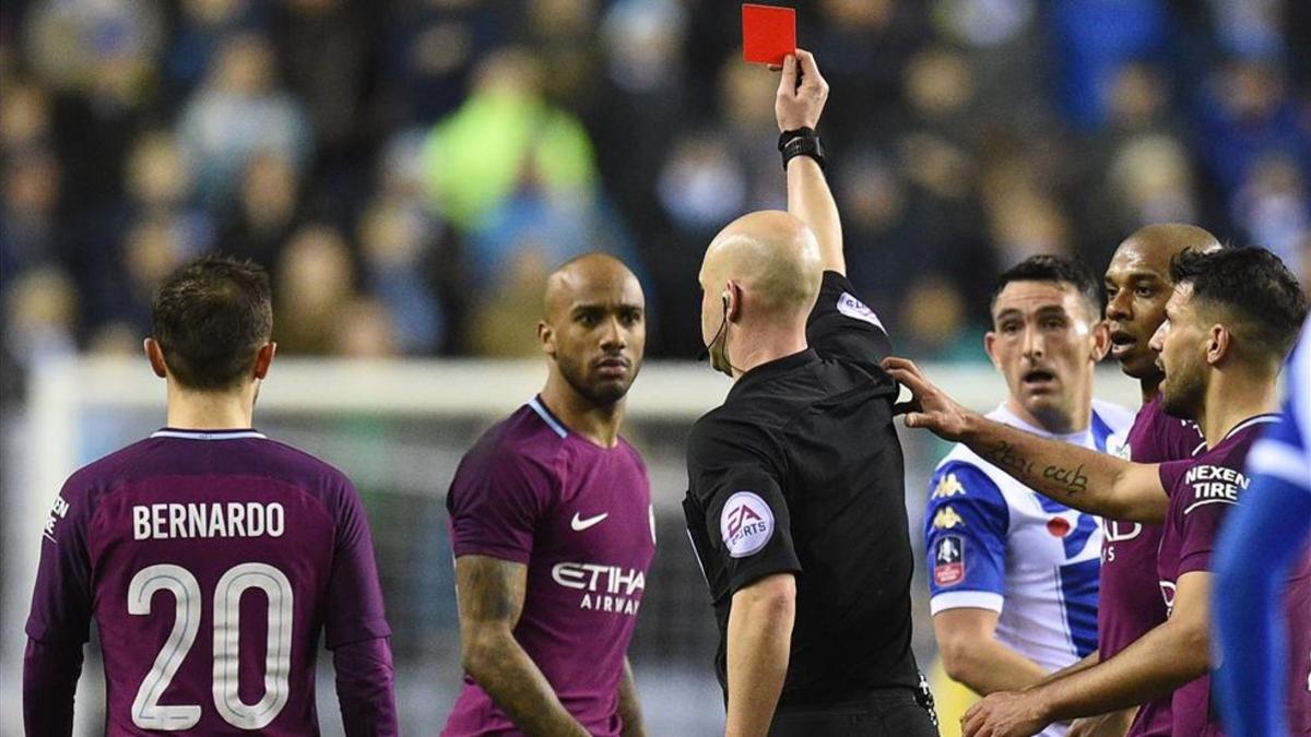 El centrocampista del City Fabian Delph fue expulsado