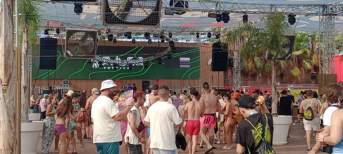 El Medusa Festival abre sus puertas y llena su beach club con la primera sesión de electrónica encabezada por Andrés Campo El Medusa Festival abre sus puertas y llena su beach club con la primera sesión de electrónica encabezada por Andrés Campo