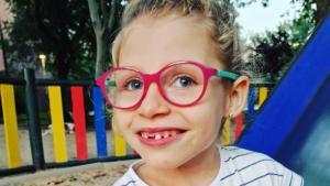 Jimena, la niña alcalaína de sonrisa permanente con Síndrome de Angelman