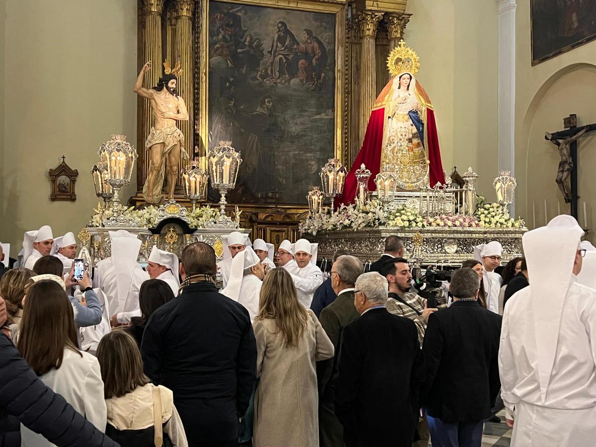 La Cofradía del Resucitado de Lucena, en los instantes previos a iniciar la salida procesional desde la iglesia Madre De Dios.