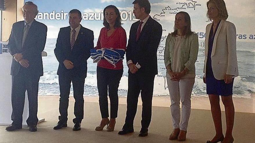 María Ramallo recogió ayer las banderas azules en Ribeira. // S.A.
