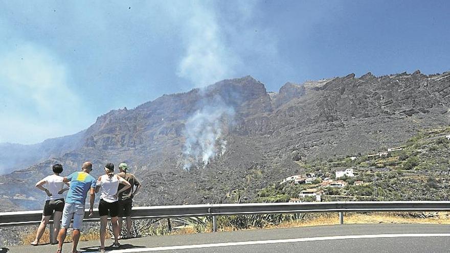 Gran Canaria frena un incendio tras arrasar casi mil hectáreas