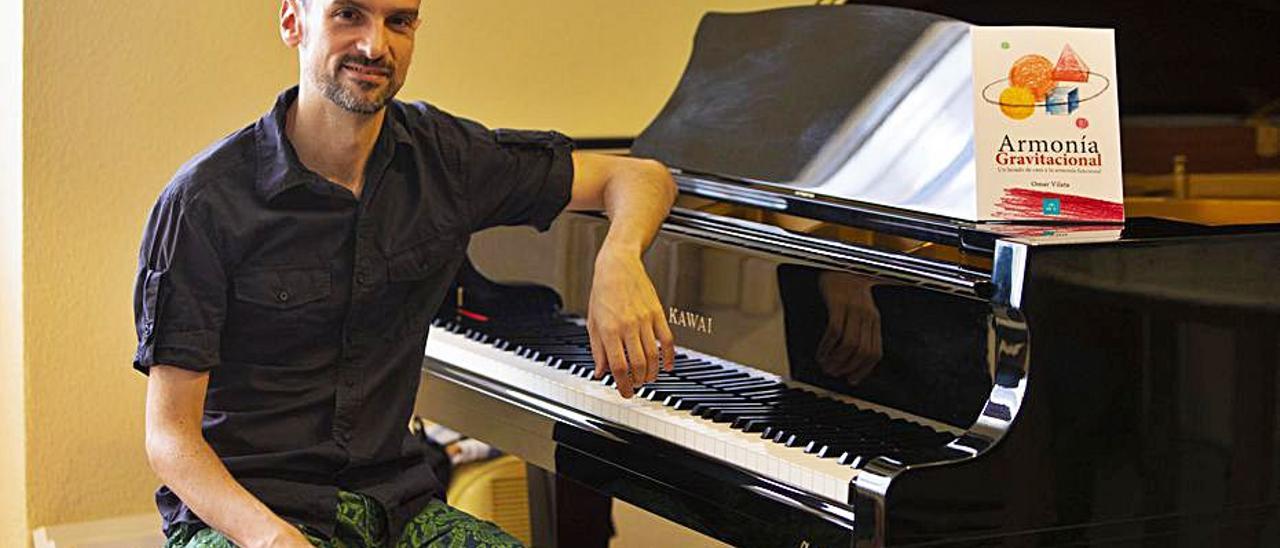 Omar Vilata, al piano, con su libro. | TORTAJADA