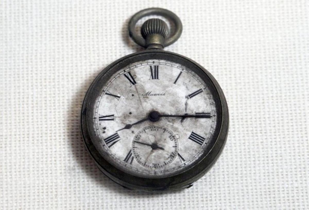 Un rellotge de butxaca parat a les 8:15, hora en què va explotar la bomba atòmica a Hiroshima, és exposat al Museu de la Pau al Parc de la Pau d’Hiroshima, a l’oest del Japó. EFE/Kimimasa Mayama