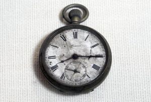 Un rellotge de butxaca parat a les 8:15, hora en què va explotar la bomba atòmica a Hiroshima, és exposat al Museu de la Pau al Parc de la Pau d’Hiroshima, a l’oest del Japó. EFE/Kimimasa Mayama