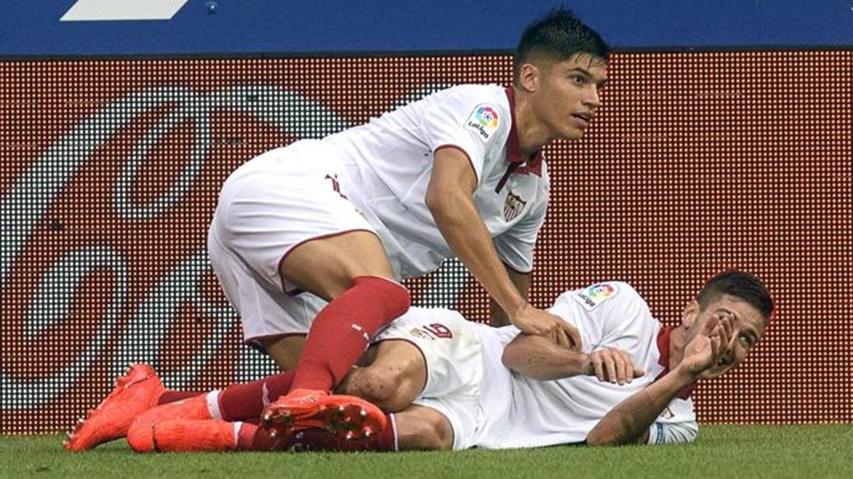 Vietto es felicitado tras marcar el gol de un histórico Sevilla