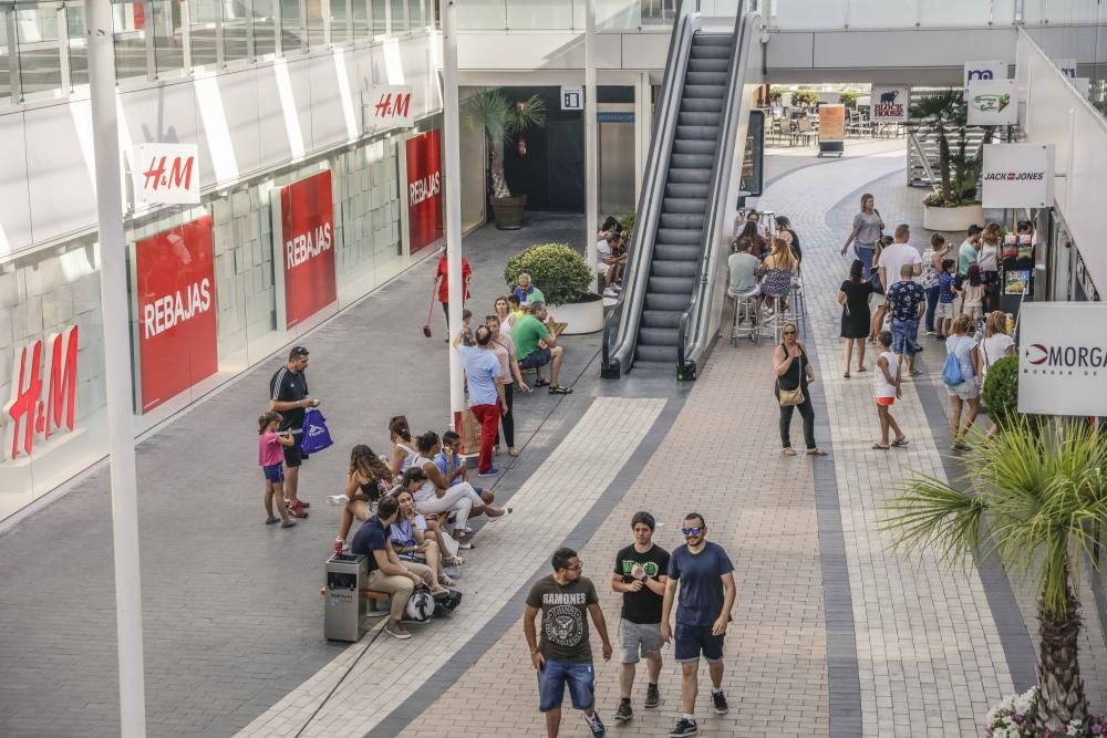 Las rebajas de verano arrancan  con fuerza por el empuje turístico