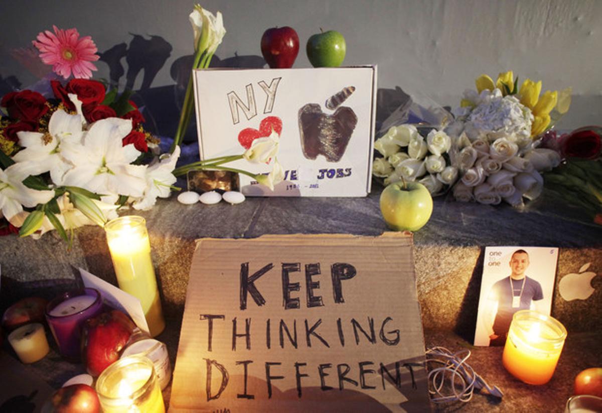 Unas velas iluminan el memorial dedicado al co-fundador de Apple, Steve Jobs, en la Apple Store de Nueva york (EE.UU).