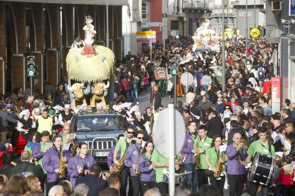 Desfile de carrozas el Lunes de Pascua en Avilés