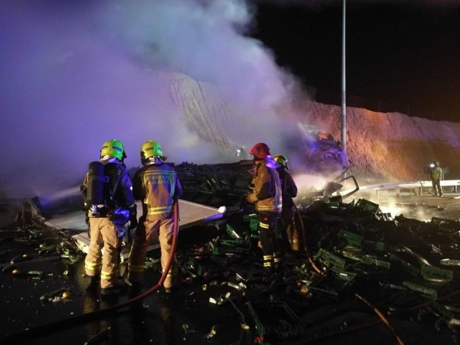 Un tráiler en llamas obliga a cortar la A-7 y la EL-20 entre Elche y Alicante