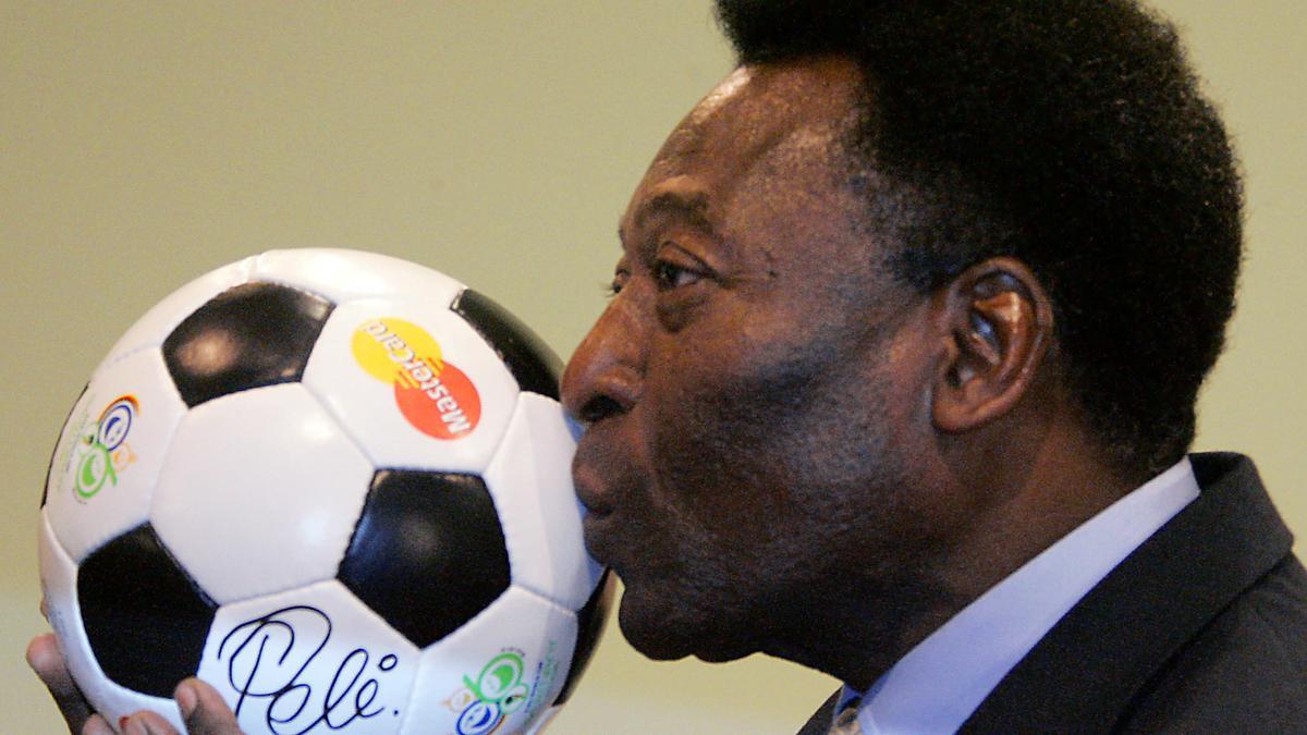 Pelé besa un balón de fútbol en 2005