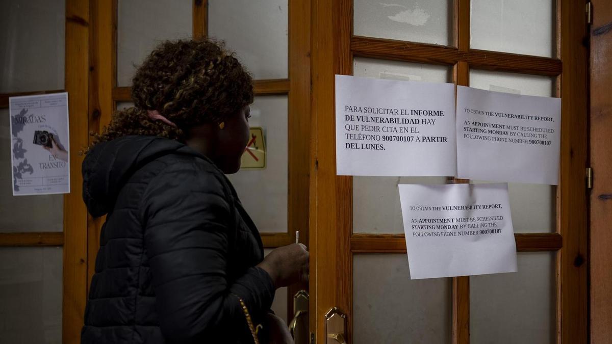 Una joven migrante ingresa en la Casa de las Culturas de Zaragoza para solicitar su informe de vulnerabilidad.