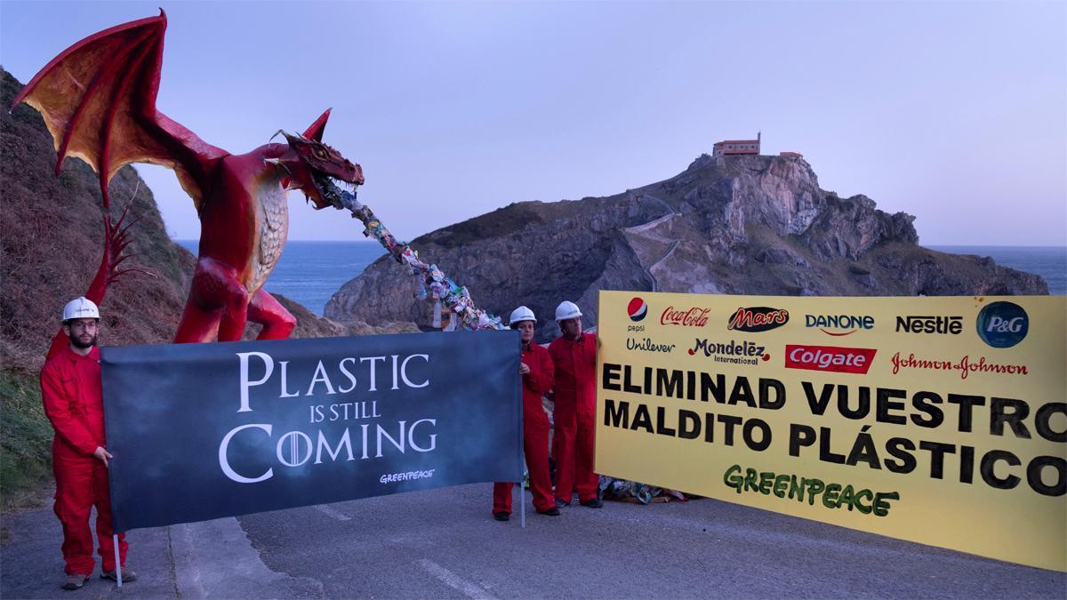 Greenpeace instala un dragón gigante que escupe basura en San Juan de Gaztelugatxe, escenario de Juego de Tronos