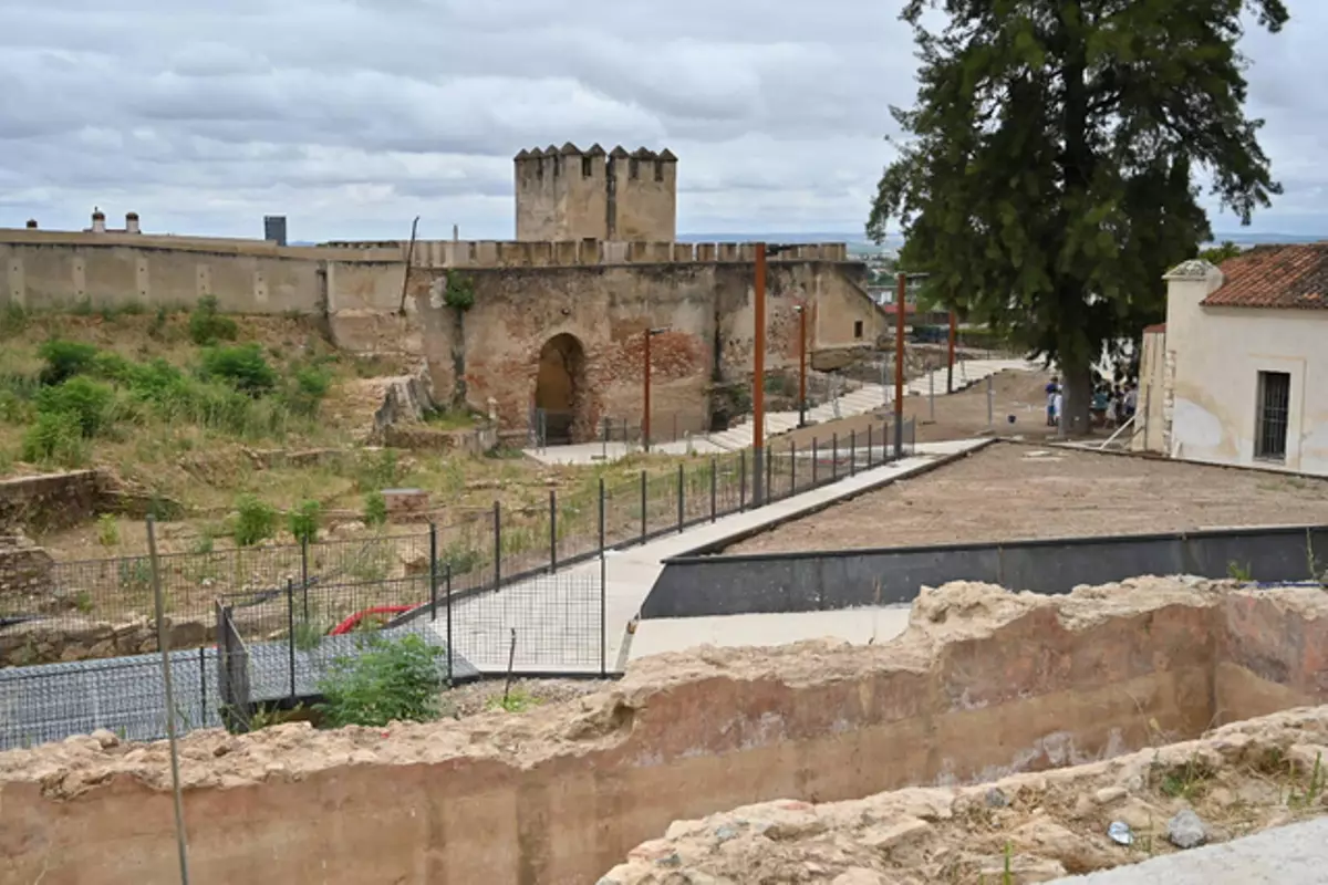 El acceso desde la puerta del Capitel hasta la facultad reabrirá este mes en Badajoz