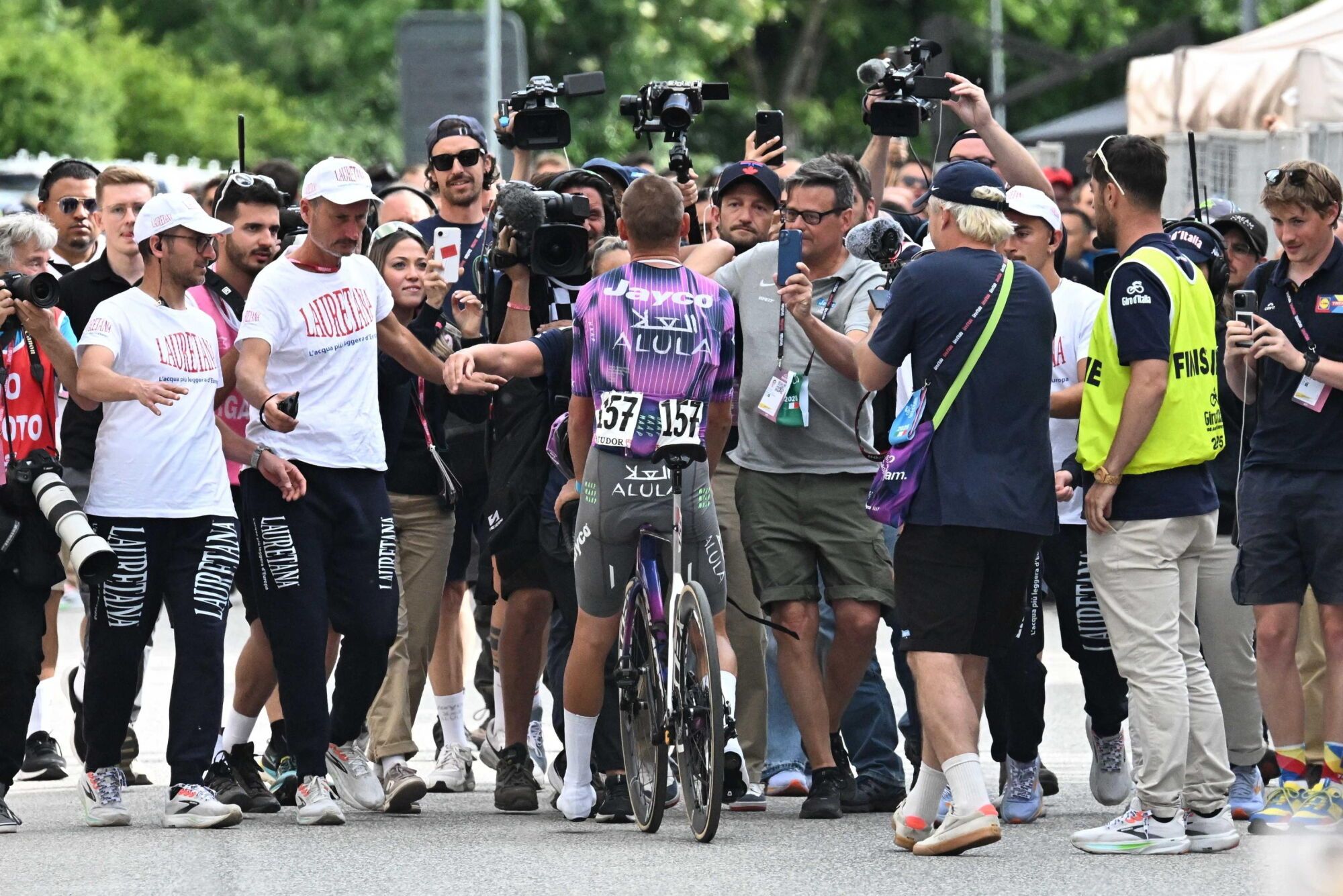 CASTELRAIMONDO (Italy), 17/05/2025.- Australian rider Lucas Plapp of Team Jayco Alula celebrates after crossing the finish line and winning the 8th stage of the 108 Giro d'Italia 2025, cycling race over 197 km from Giulianova to Castelraimondo, Italy, 17 May 2025. (Ciclismo, Italia) EFE/EPA/LUCA ZENNARO