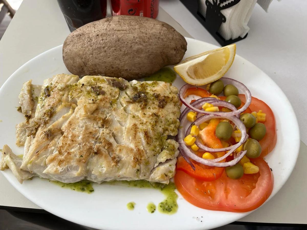 El restaurante ofrece diferentes platos de pescado