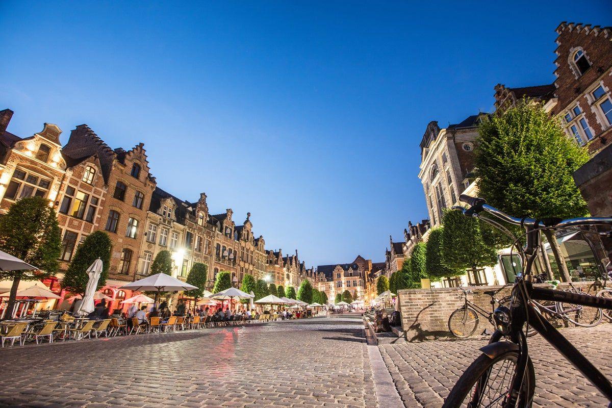 Plaza de Oude Markt (del viejo mercado) en Lovaina