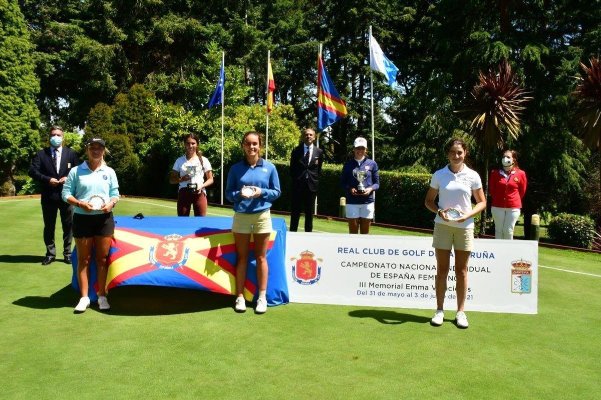 Lucía López, a la derecha tras la entrega de trofeos en el Campeonato de España