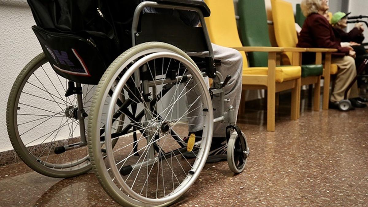 Un joven en silla de ruedas.