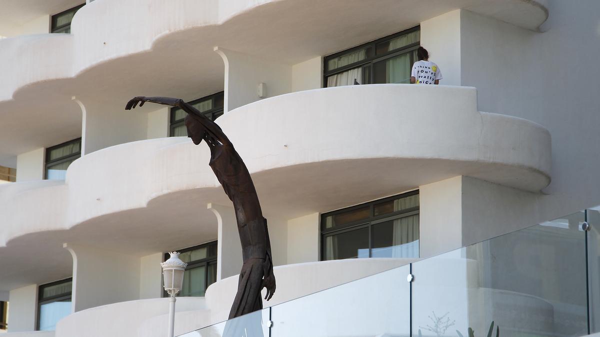 Un jove confinat en un hotel de Mallorca