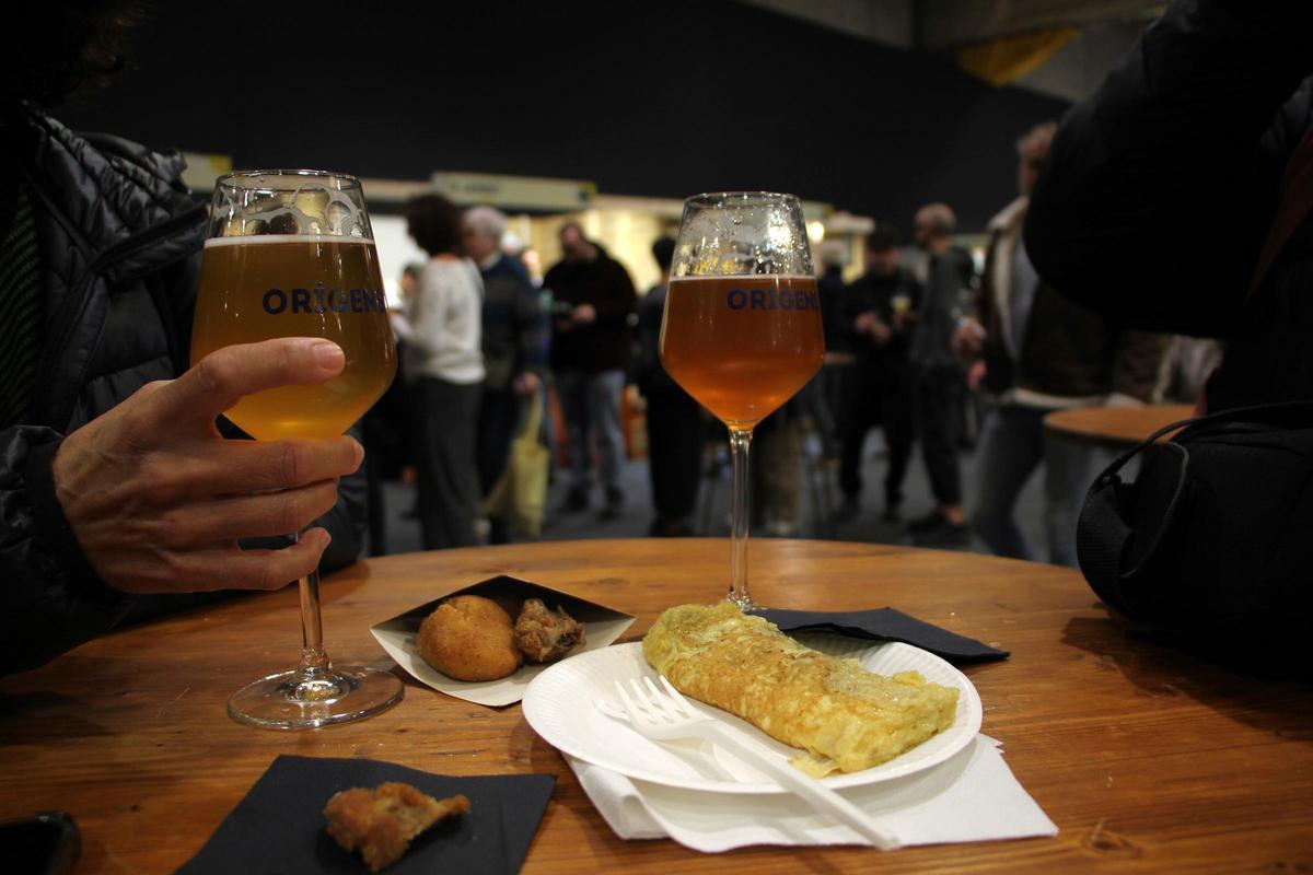 Visitants degustant Cervesa Lava, Truita de Mas Bigues i croquetes de Lacroket, productes de la Fira Orígens 2025
