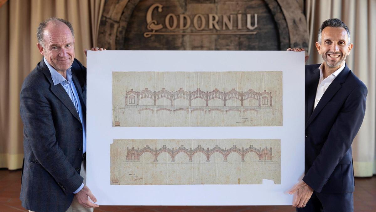 Guillem Costa (COAC) y Sergio Fuster (Codorníu), con planos de la bodega que hicieron Josep Puig i Cadafalch y Lluís Bonet i Garí.