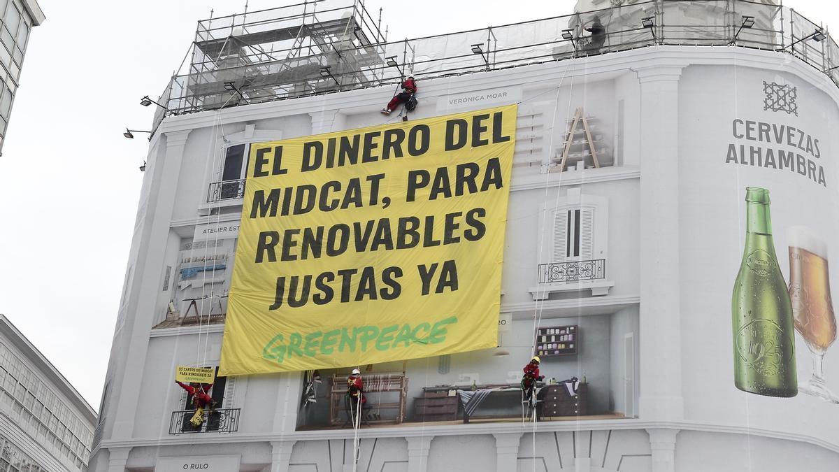 Los activistas de Greenpeace desplegando la pancarta en A Coruña.