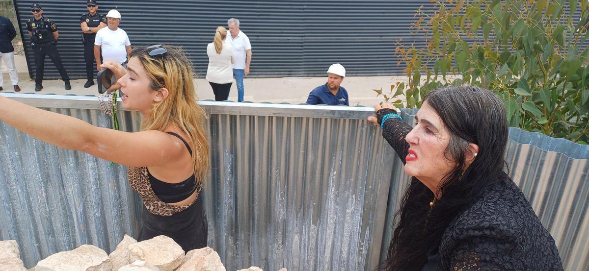 La Policía Local y la Guardia Civil detienen a las dueñas de la casa Langostina cuando itentaban evitar la ocupación de una parcela