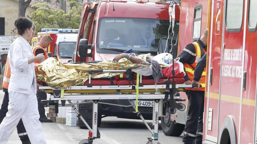 Efectivos de emergencias trasladan a un herido. // Reuters