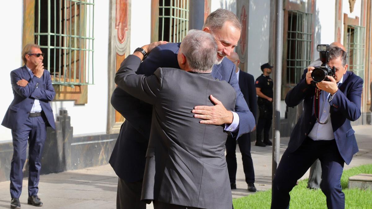 Felipe VI abraza a Abdalá II a su llegada al Palacio de la Merced.