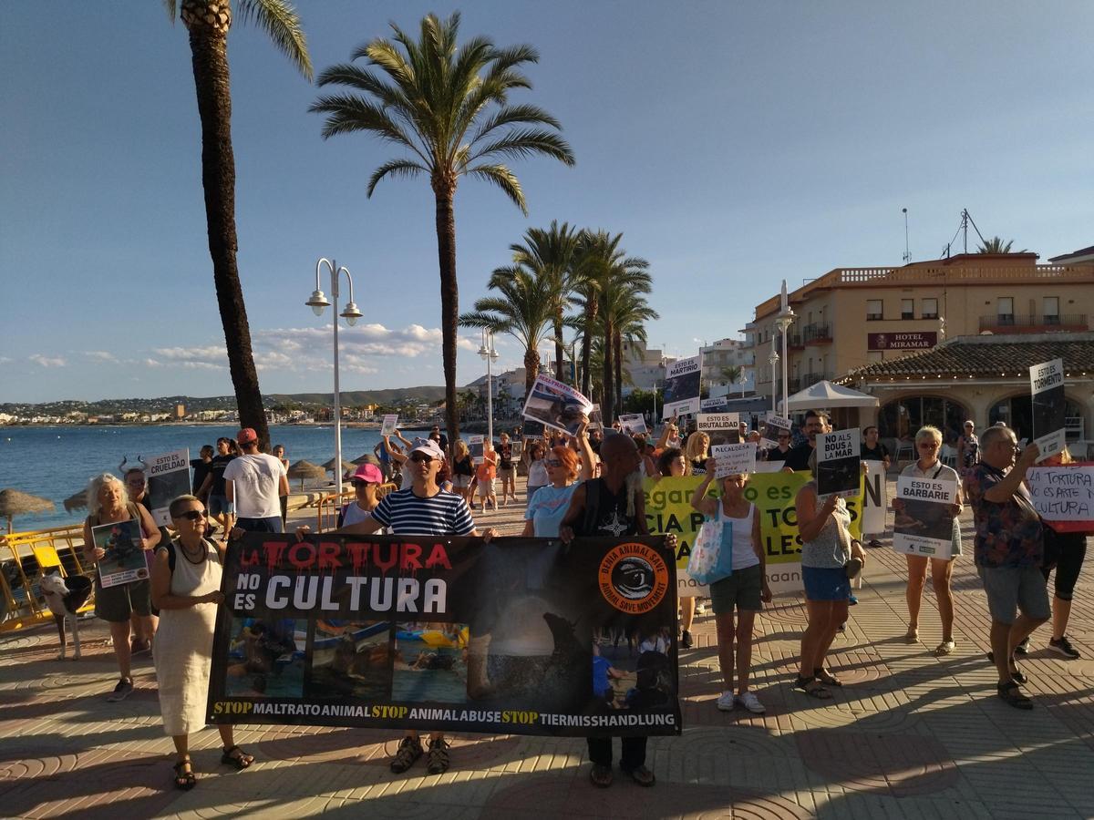 Un centenar de personas se manifiesta en Xàbia contra los 