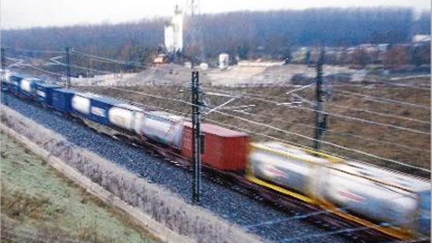 Tren de mercaderies circulant pel traçat del TAV al seu pas per Riudarenes.